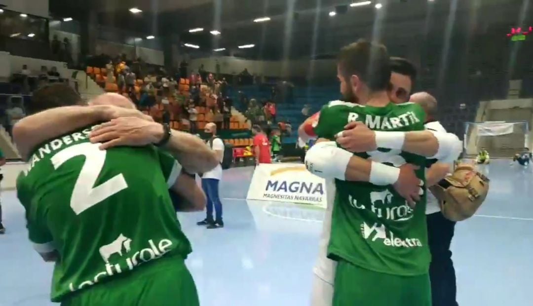 Los capitanes del Xota Roberto Martil y Asier Llamas celebrando la permanencia 