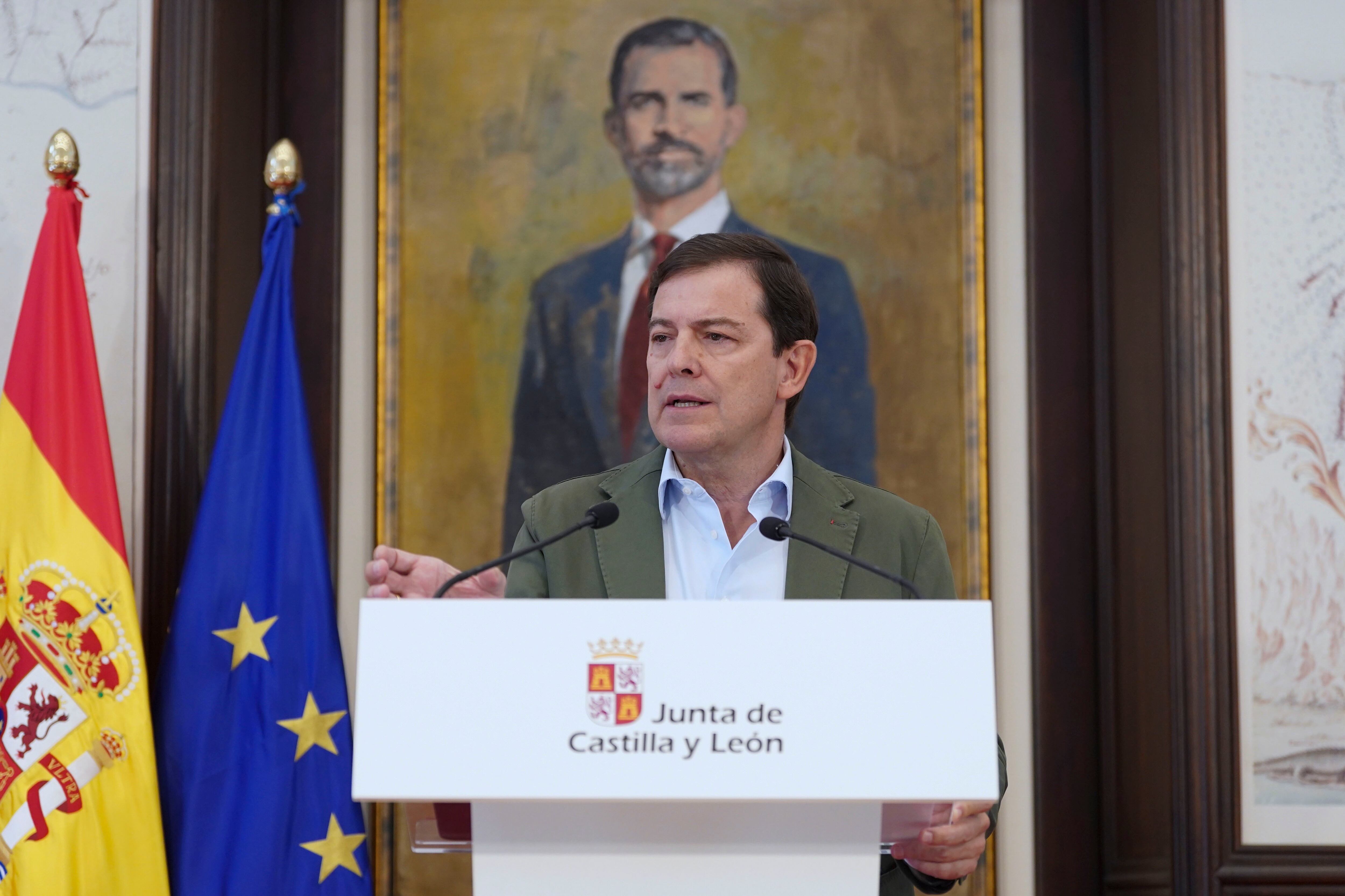 VALLADOLID, 20/08/2025.- El presidente de la Junta de Castilla y León, Alfonso Fernández Mañueco, detalla las líneas generales de las ayudas urgentes que prevé para las zonas afectadas por los incendios en esta Comunidad, dotadas con una partida inicial de 100 millones de euros. EFE/Nacho Gallego