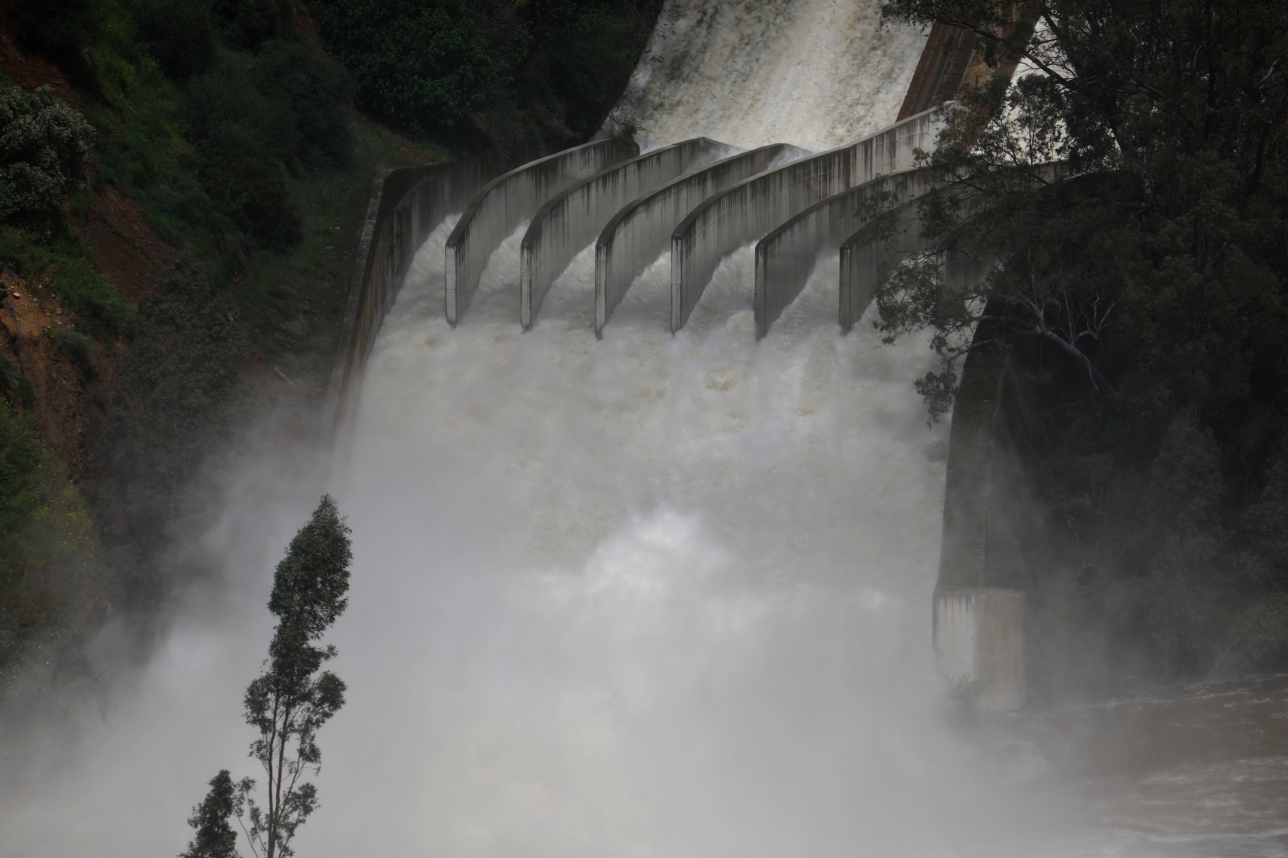 Vista del embalse del Guadalmellato desembalsando agua hoy lunes tras alcanzar 87 por ciento de sus 146 hectómetros cúbicos de capacidad . Los embalses andaluces rondan ya el 40 por ciento de su capacidad tras la importante subida registrada por las lluvias de Semana Santa, ya que la comunidad cuenta con alrededor de 4.800 hm3 de los 12.000 hm3 que tiene de capacidad total, una cifra que seguirá aumentando por las aportaciones procedentes de la escorrentía. EFE/ Salas