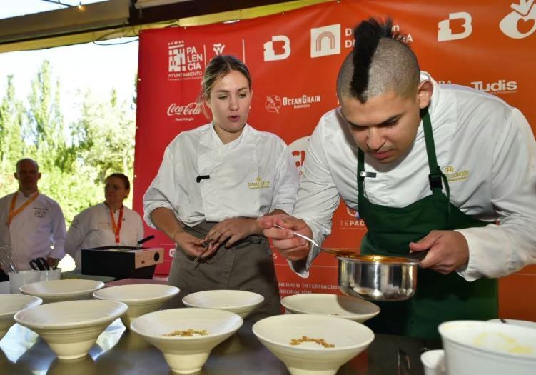 Ariel Munguia en un momento de su preparación de &quot;Bravas desde 1928&quot;
