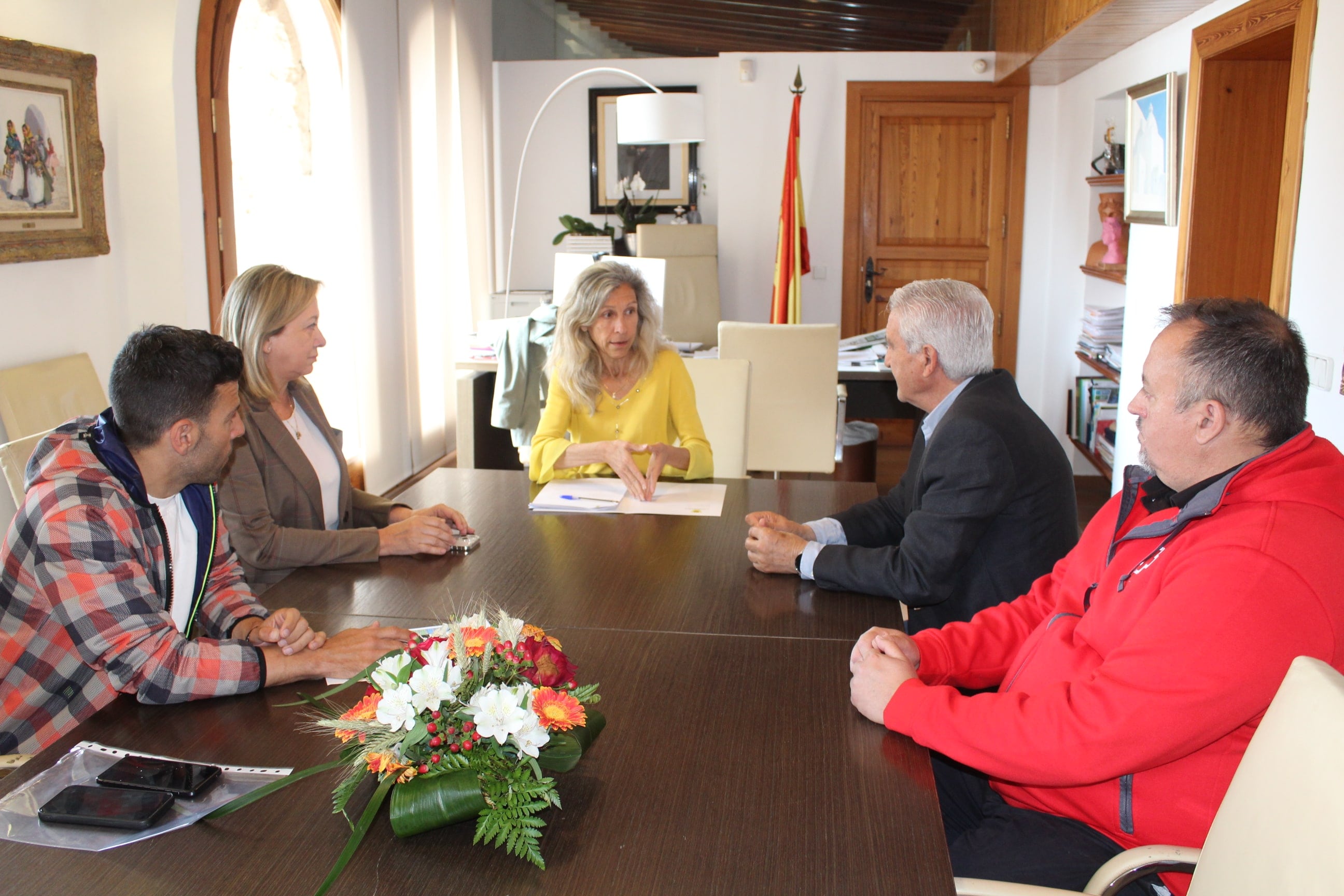 Un momento durante la firma del convenio entre el Ayuntamiento y Cruz Roja