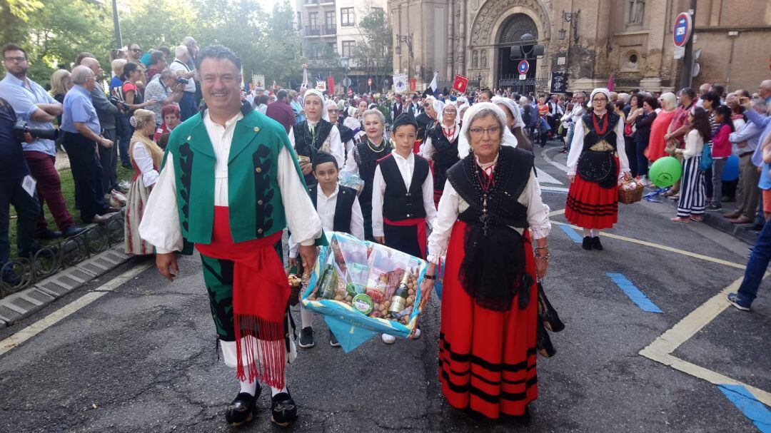 Algunos de los 5.000 oferentes que han participado en la Ofrenda de Frutos a la Virgen del Pilar. 