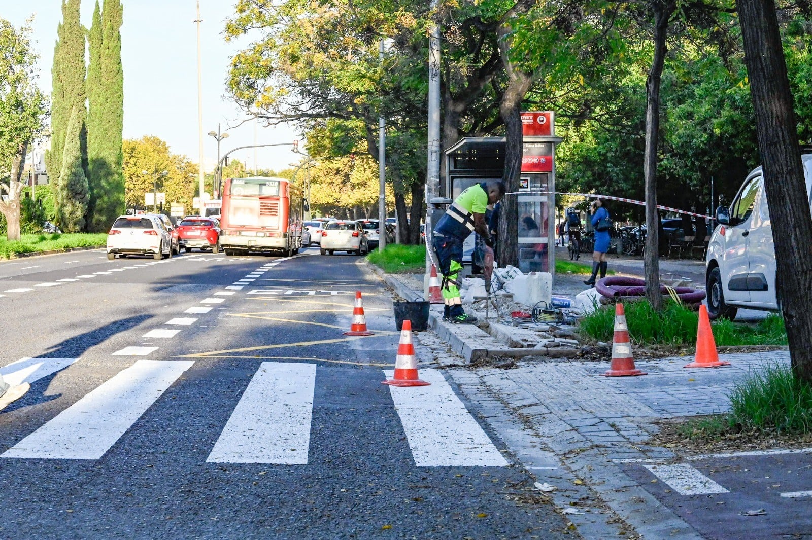 Parada de autobús en la Avenida Blasco Ibáñez.