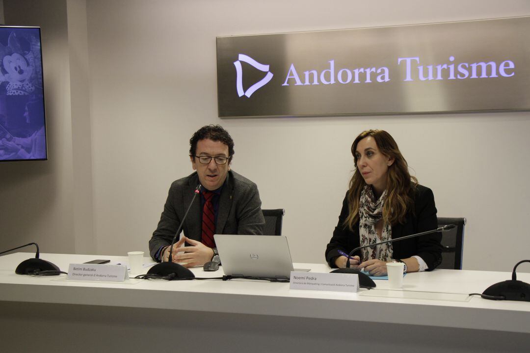 El director d'Andorra Turisme, Betim Budzaku, i la directora de màrqueting, Noemí Pedra, presentant el balanç de la darrera edició de l'Andorra Shopping Festival.