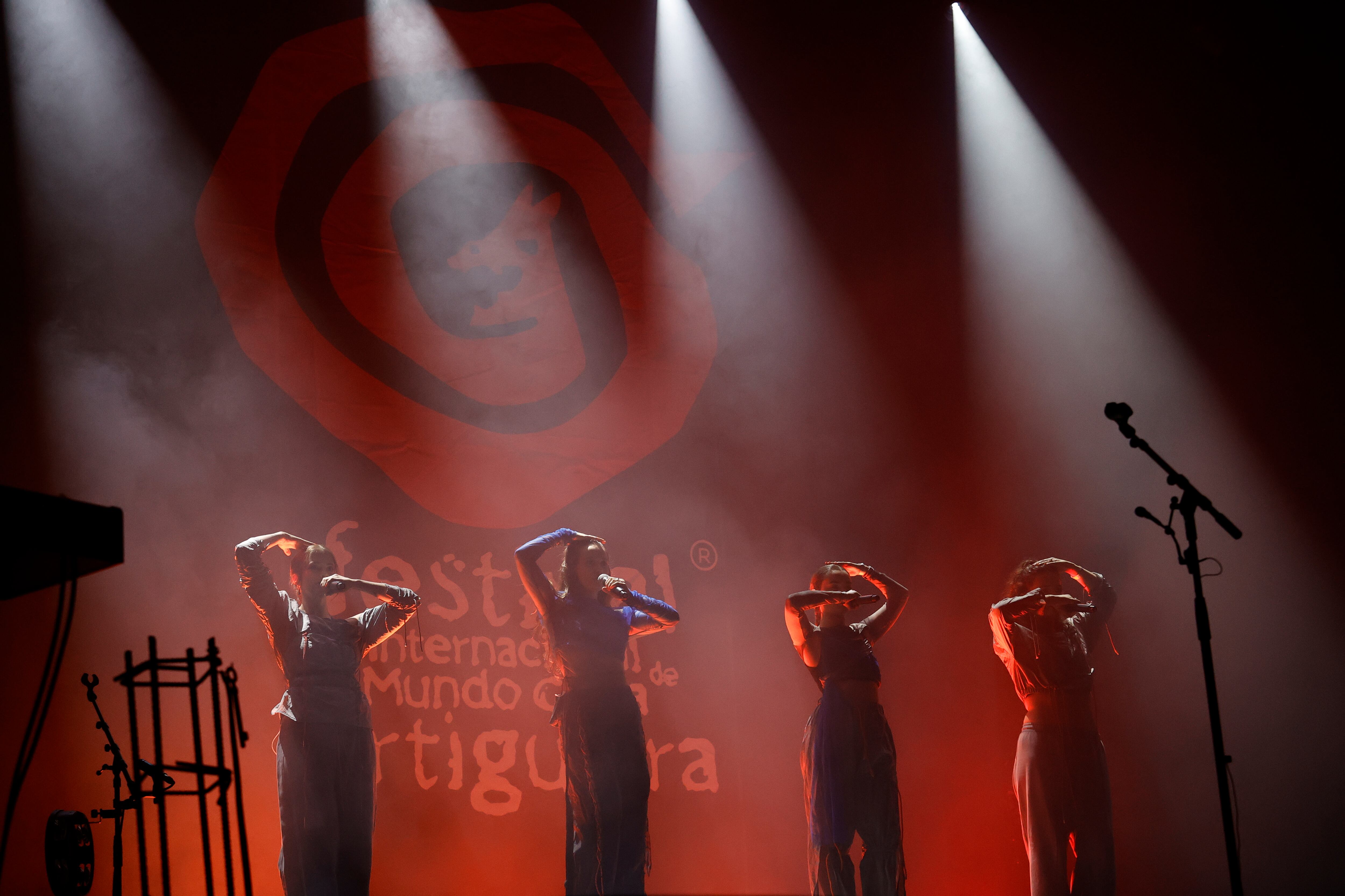 Las integrantes del grupo Fillas de Casandra, durante su actuación la pasada madrugada en el Festival Internacional do Mundo Celta de Ortigueira. EFE / Kiko Delgado.