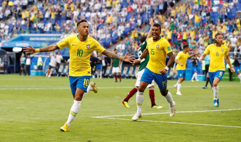 Neymar celebra su gol a México en octavos de final.