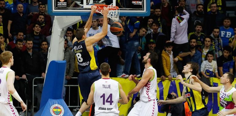 Nemanja Bjelica machaca el aro en el partido disputado en Estambul