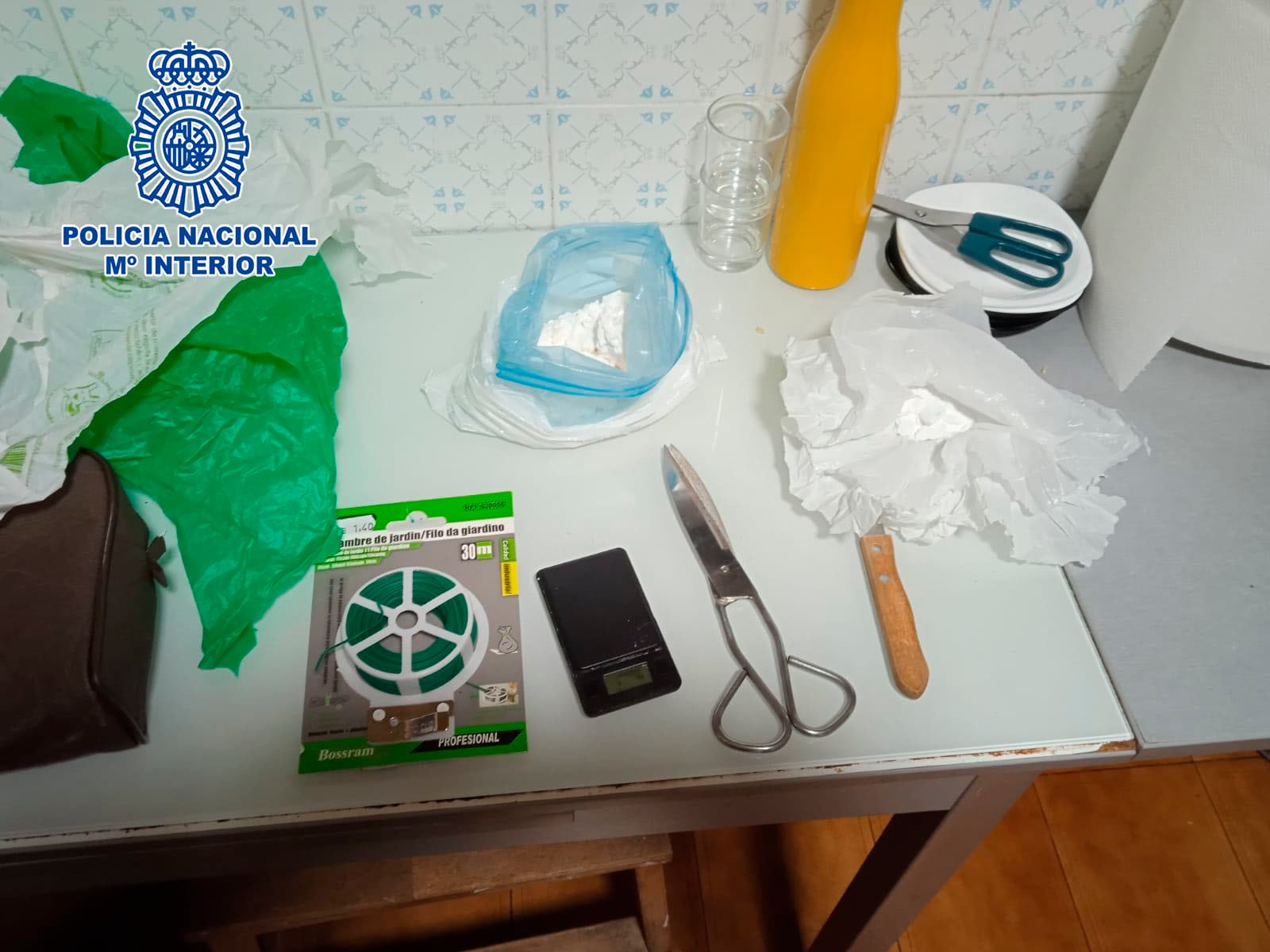 Objetos incautados en la operación contra un grupo dedicado a la venta de cocaína en la comarca del Henares.