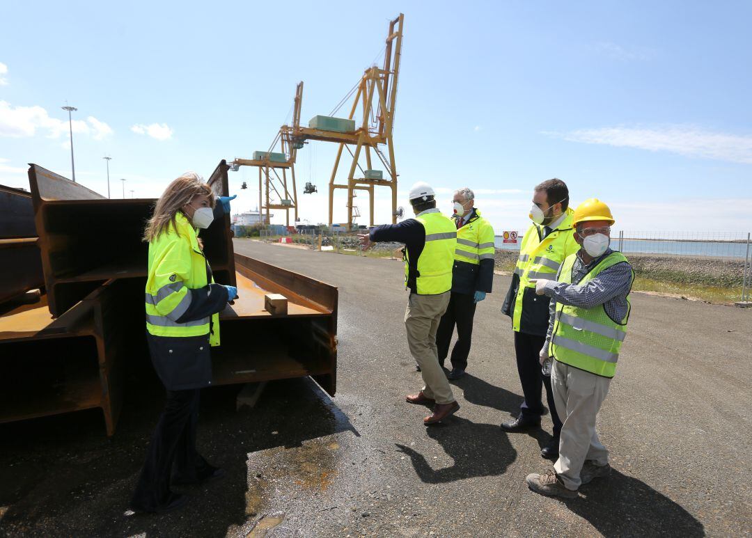 La presidenta del Puerto, PIlar Miranda, visita las obras de remodelación del Muelle Sur.