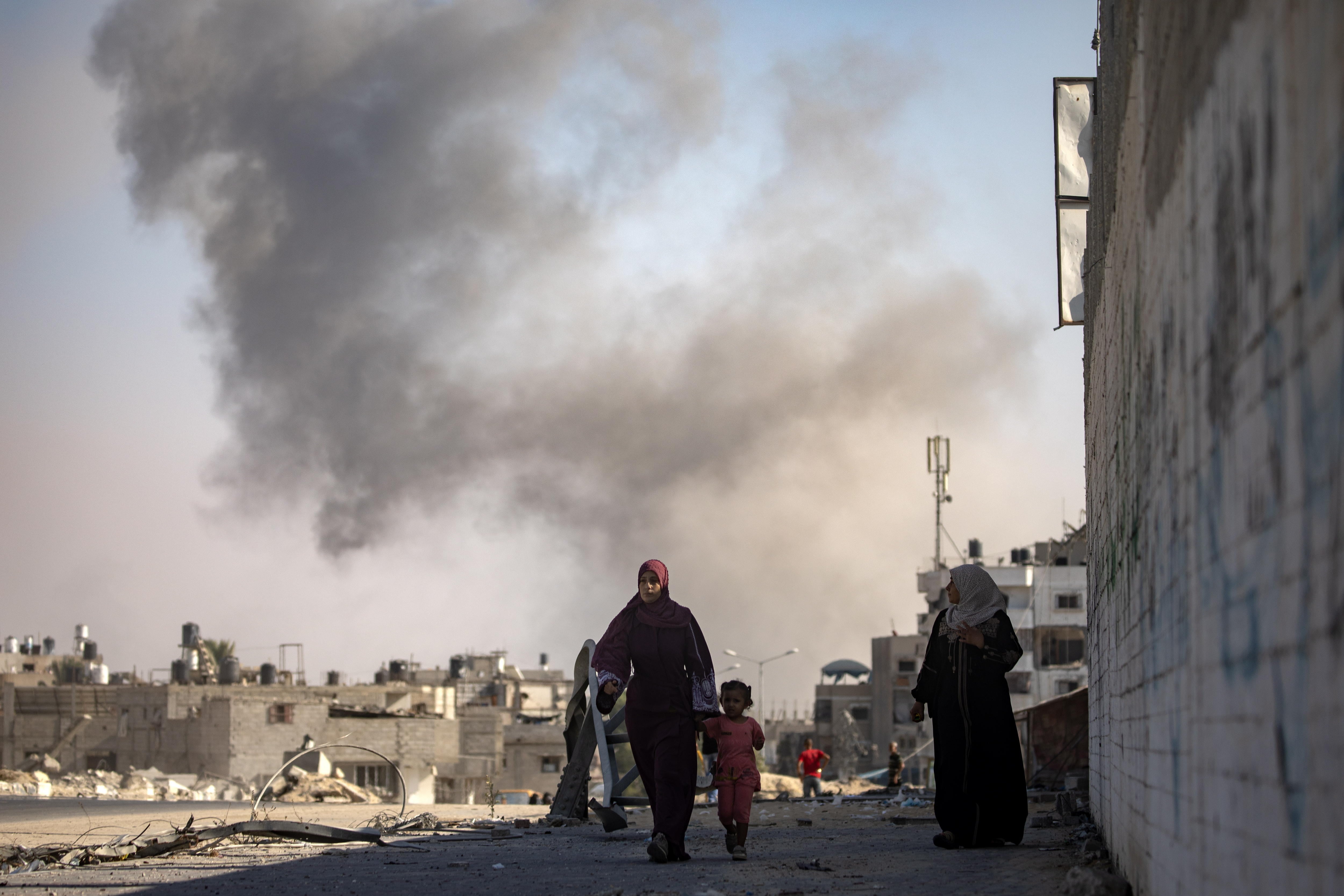 El humo se eleva tras un ataque aéreo israelí en Khan Younis, al sur de la Franja de Gaza, este domingo. Más de 40.000 palestinos y más de 1.400 israelíes han muerto, desde el 7 de octubre de 2023.- EFE/ Haitham Imad