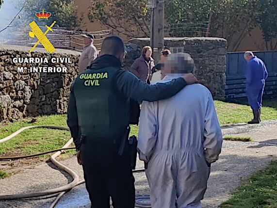 Los agentes evacuaron ileso al único ocupante y colaboraron activamente en las labores de extinción