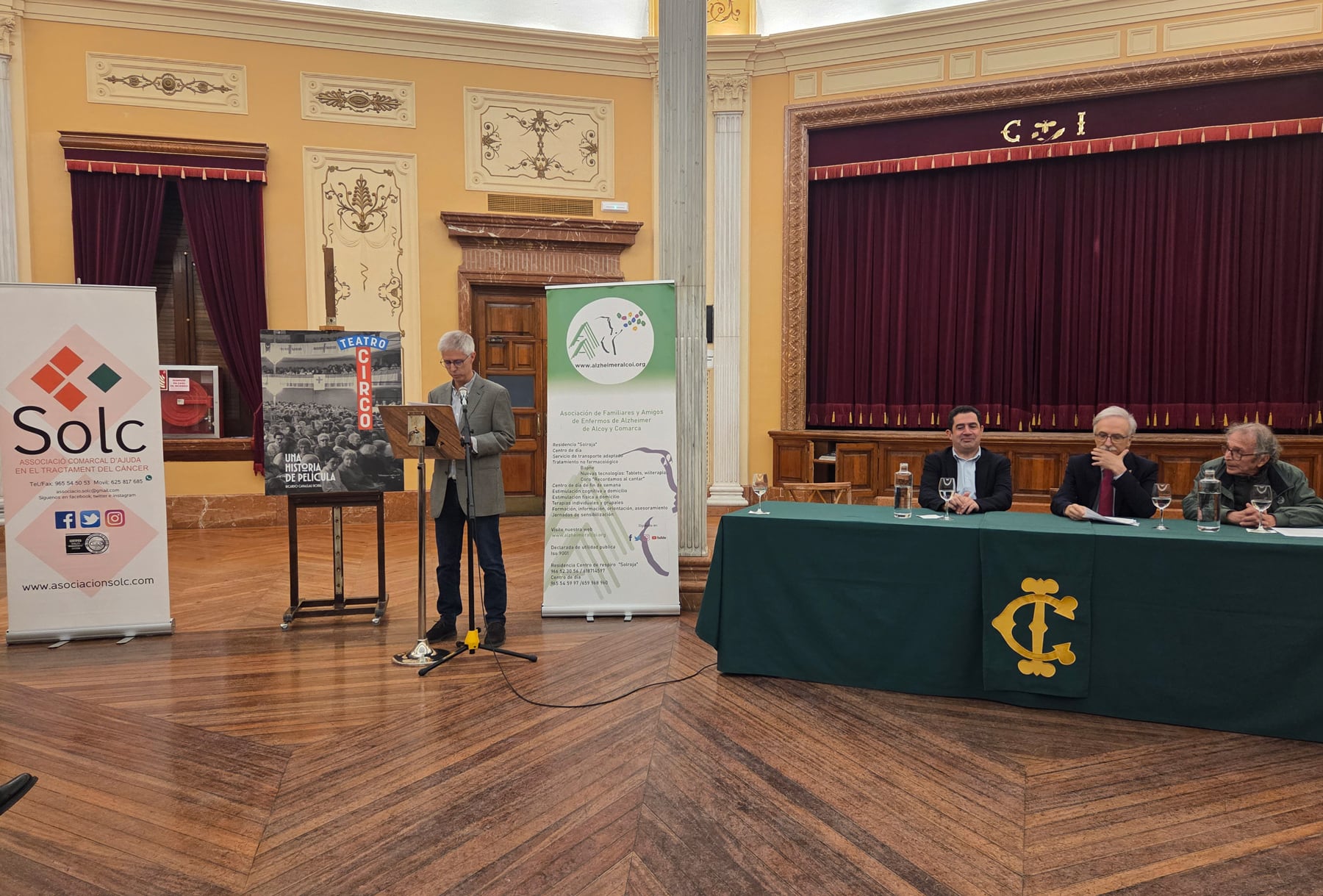 Luis Peidro, en la presentación del acto, junto al alcalde Toni Francés, el autor del libro Ricardo Canalejas y el periodista, escritor y actor Ximo Llorens