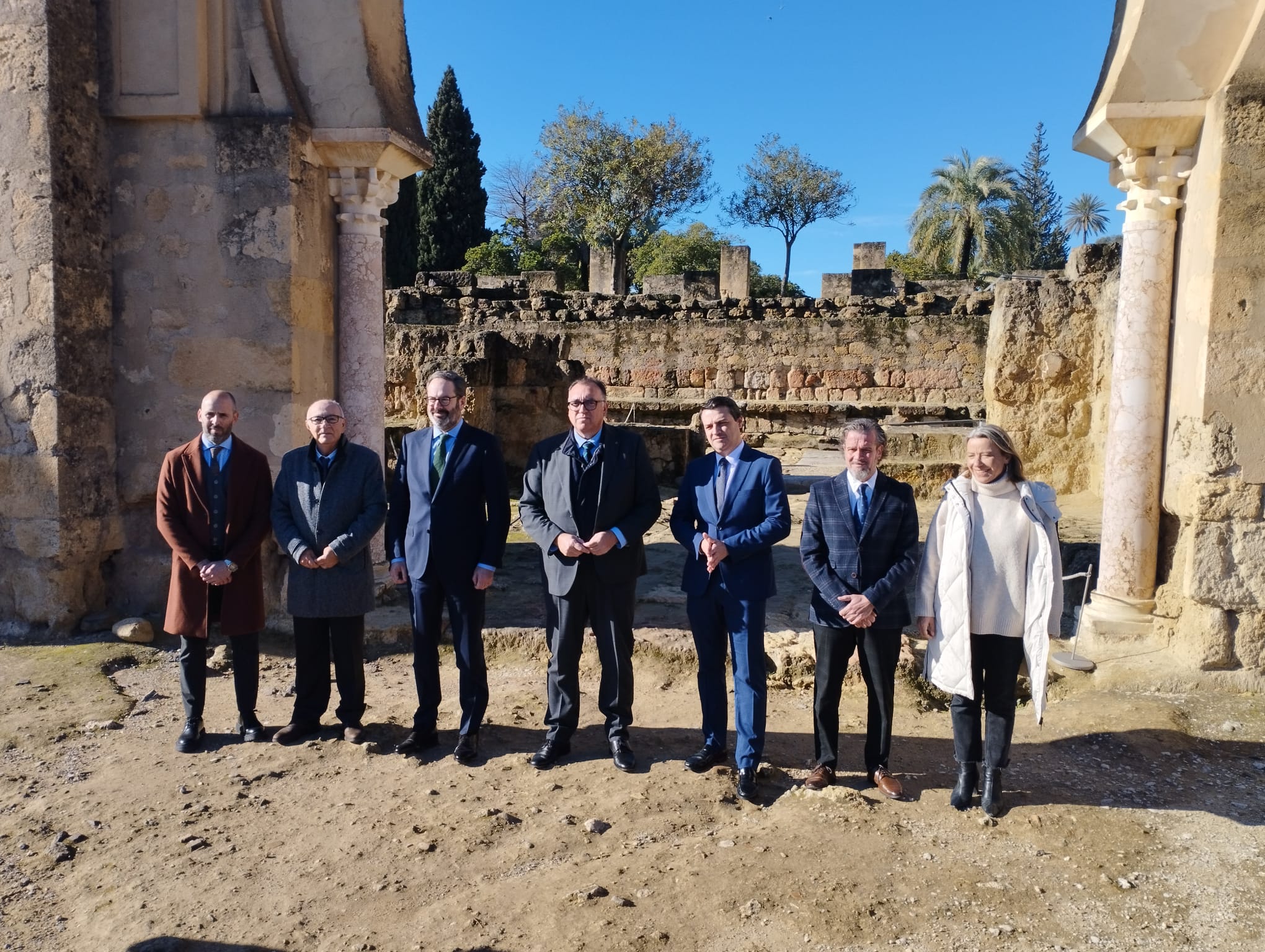 El consejero, Arturo Bernal, con el resto de autoridades en la presentación de Fitur 2023.