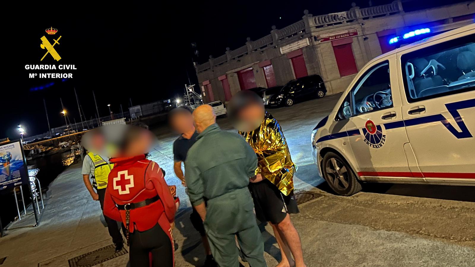 Guardia Civil y Cruz Roja atienden a los náufragos en el puerto de Bermeo.