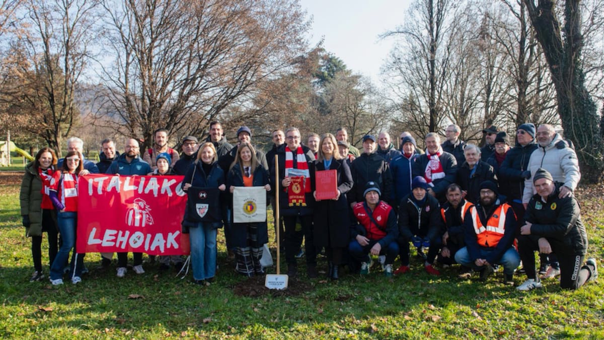 El Athletic planta un retoño del Árbol de Gernika en Bérgamo antes de su partido europeo