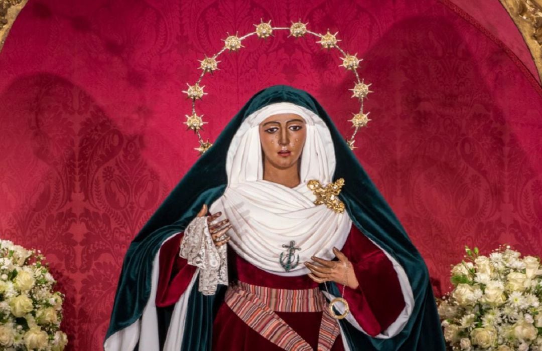 La Esperanza de Triana, vestida de hebrea, en el camarín de su Capilla de Los Marineros