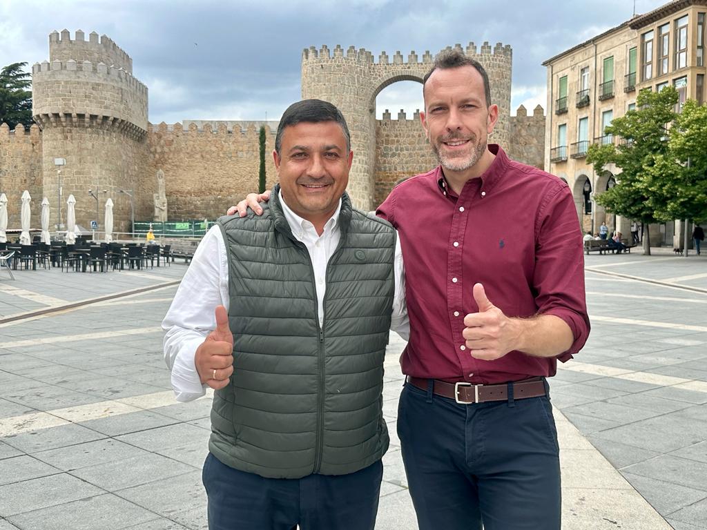 Héctor Palencia (d) junto al presidente del Partido Popular de Ávila, Carlos García