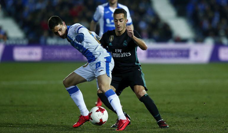 Omar Ramos, del C.D. Leganés, protege el balón ante el madridista Lucas Vazquez durante el encuentro de ida disputado en Butarque.