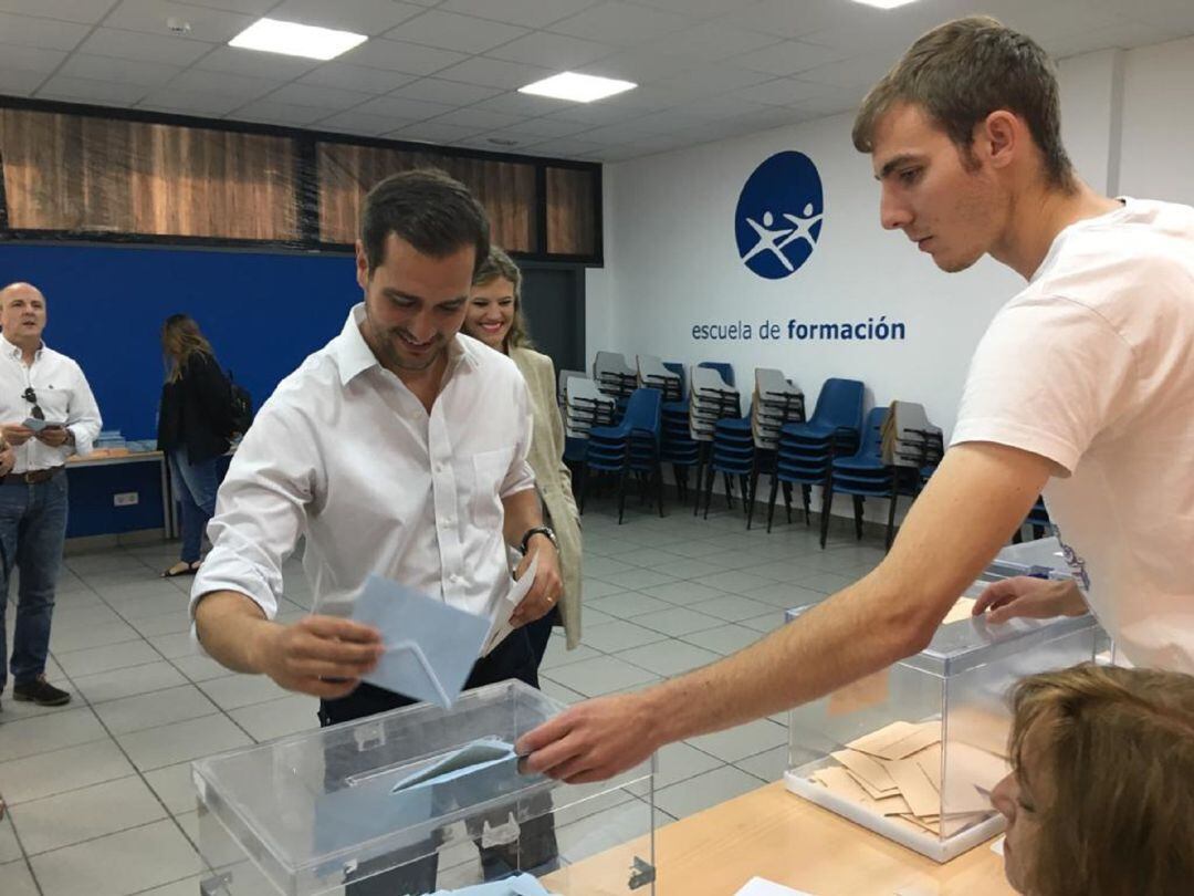 Pablo Pérez ejerce su derecho a voto en las aulas anexas al Pabellón Pedro Delgado