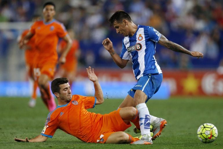 GRA655. CORNELLA-EL PRAT (BARCELONA), 22/09/2015.- El defensa del Valencia CF José Luis Gayà (i) disputa un balón con el delantero paraguayo del Espanyol Hernán Pérez (d), durante el partido de la quinta jornada de Liga en Primera División que se juega esta tarde en el Power8 Stadium, en Cornellá-El Prat. EFE/Alejandro García