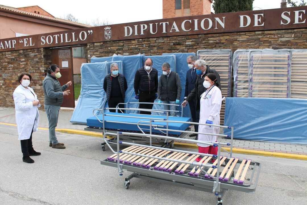 FES y Cámara donan 30 camas hospitalarias a la Diputación