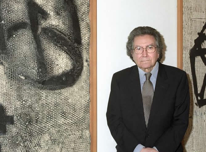 Tàpies posa junto a dos de sus obras durante la inauguración de la exposición &quot;Tápies. Obra Gráfica&quot;