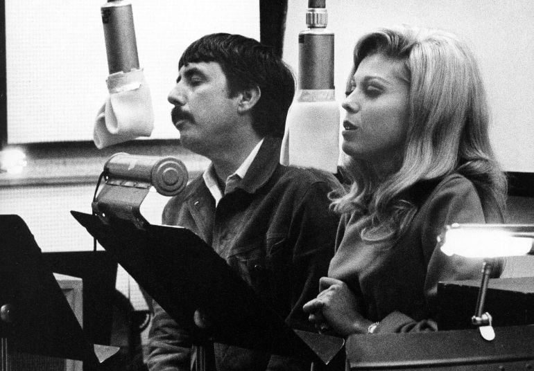 Lee Hazlewood y Nancy SInatra en el estudio