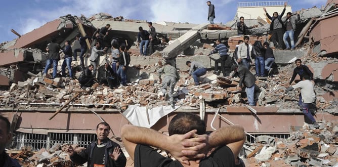 Rescate de personas atrapadas en los escombros tras el terremoto en Tabanli