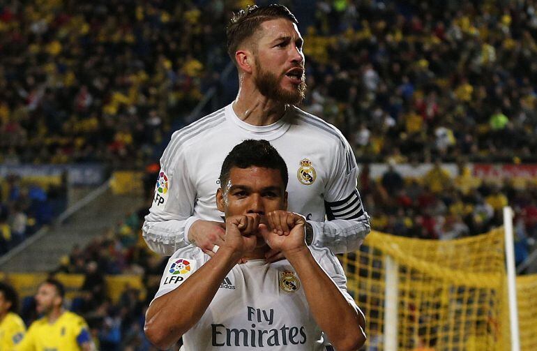 Sergio Ramos celebra con Casemiro el 1-2 del brasile&amp;ntilde;o ante Las Palmas