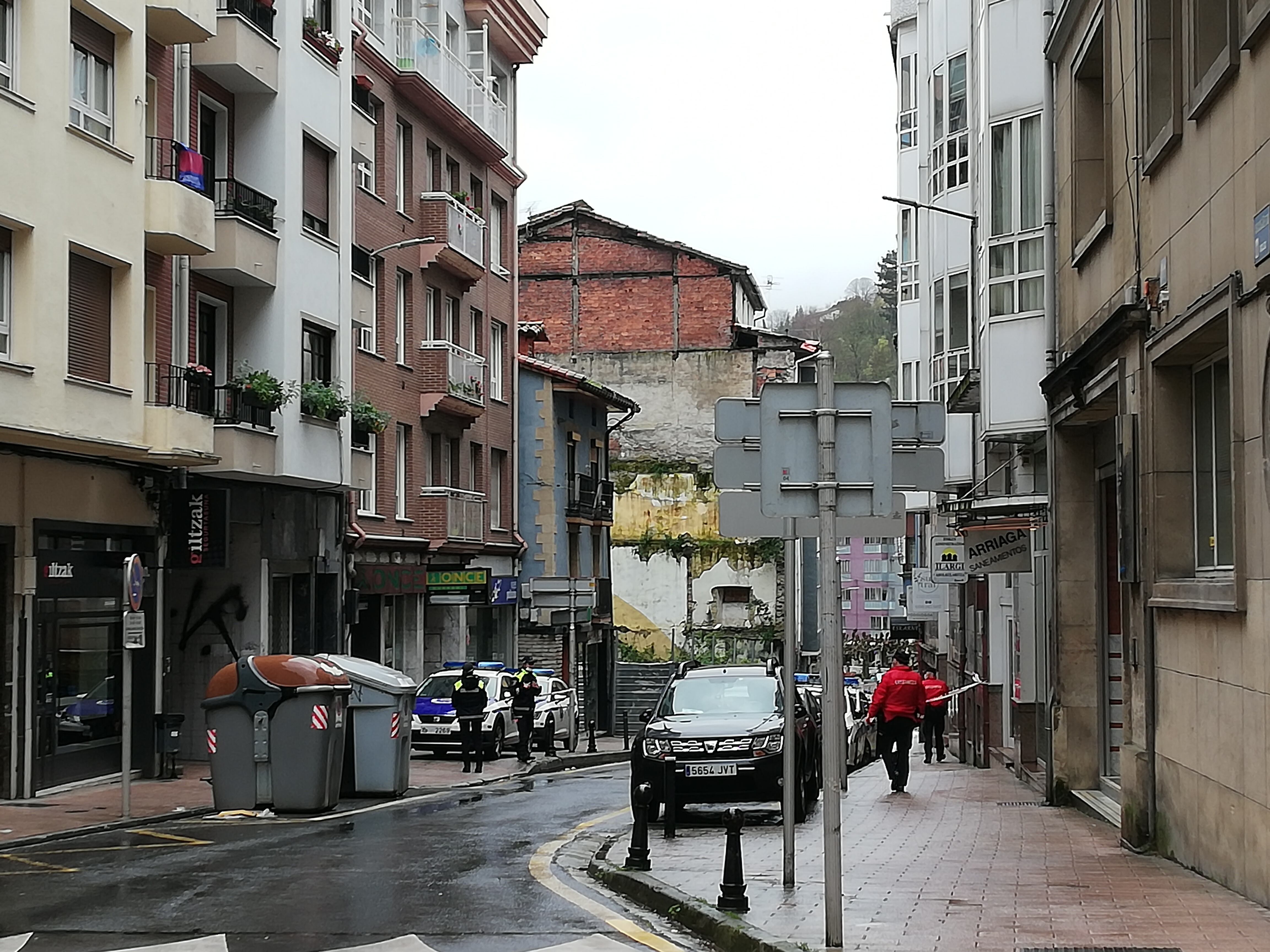 El desalojo se ha producido en el edificio de los números 17 y 19 de la calle Arragüeta