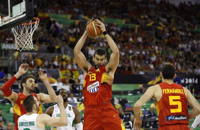 Marc Gasol logra hacerse con un rebote