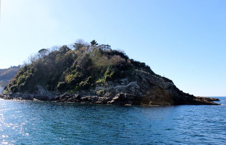 Vista del faro de la isla de Santa Clara desde la bahía de La Concha