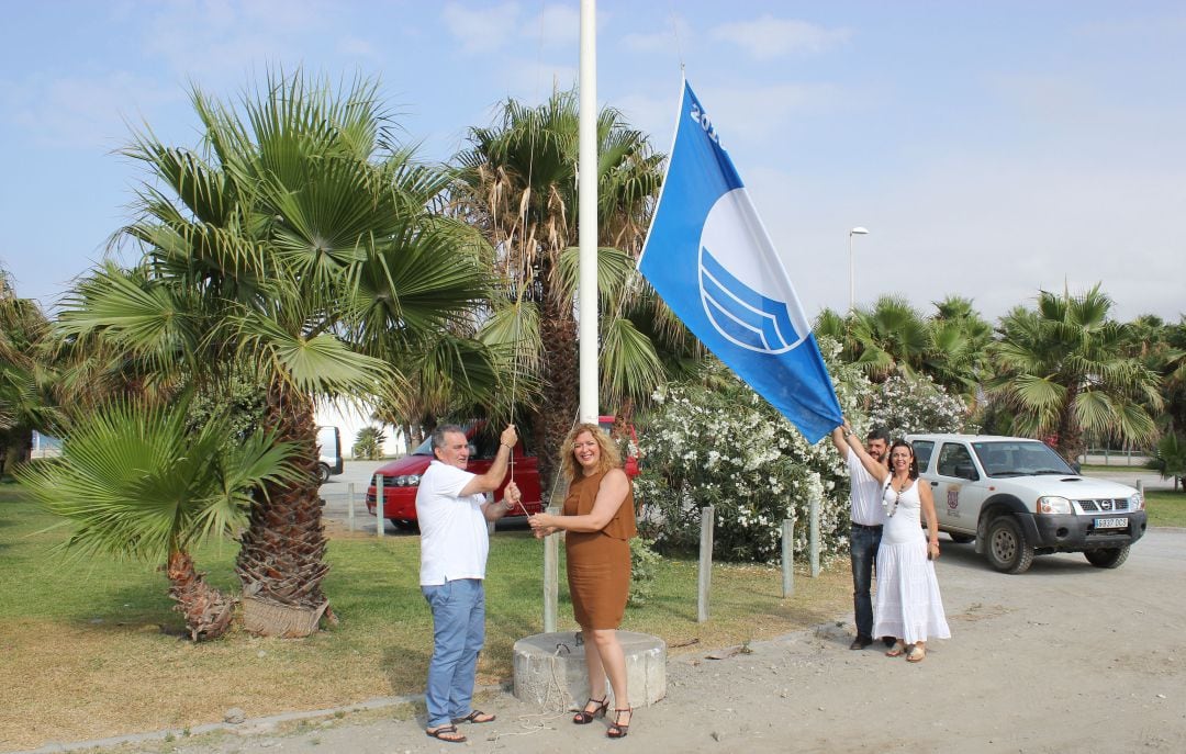 La alcaldesa de Motril, Flor Almón, y el teniente alcalde, Antonio Escámez, izan la bandera en playa Granada 