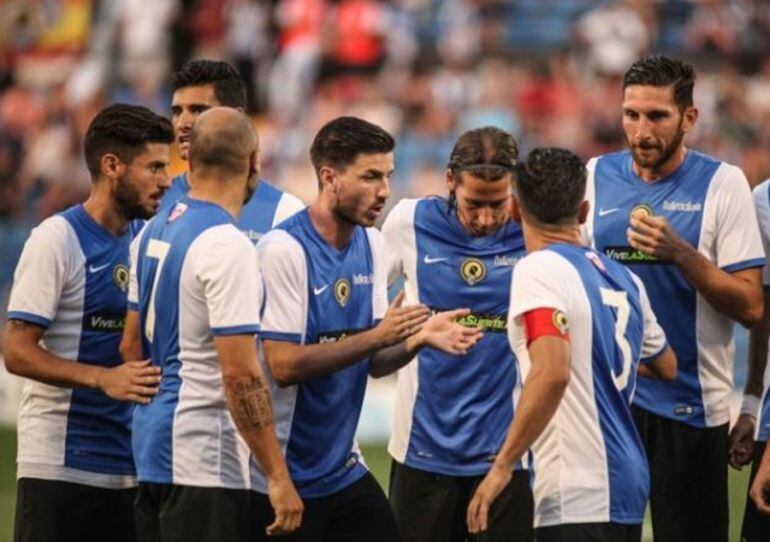 Los jugadores del Hércules en el centro del campo