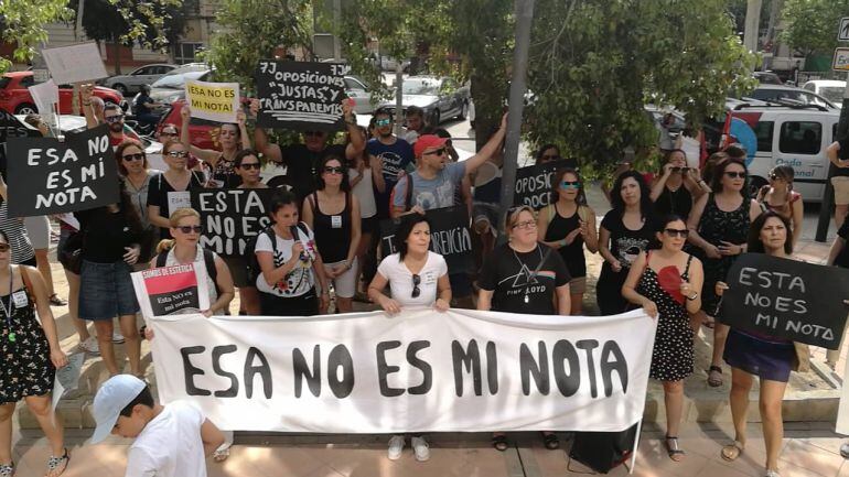 Miembros de la Plataforma 7J Oposiciones Justas protestan a las puertas de la consejería de Educación