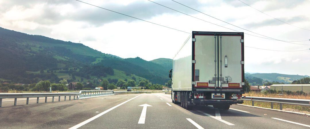 Un camión en la carretera
