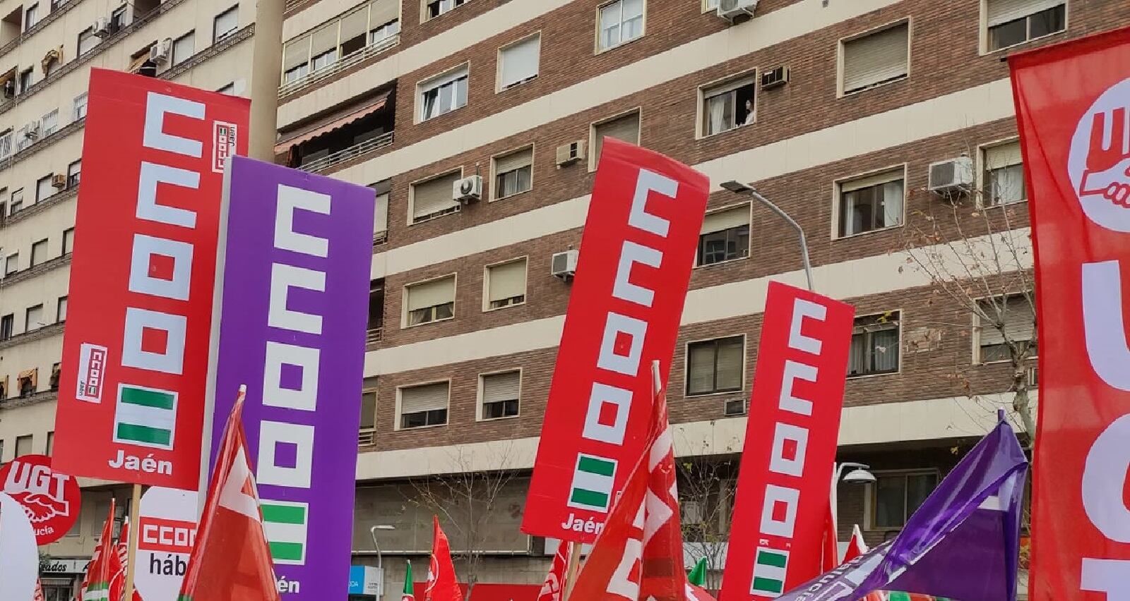 Banderas de CCOO durante una manifestación en Jaén capital