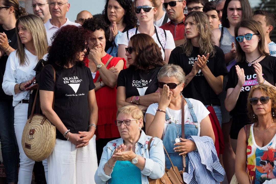  Concentración celebrada ante la fachada del ayuntamiento de Vilalba en repulsa por la muerte de una mujer que ha fallecido, presuntamente, a manos de su pareja ,un hombre sobre el que pesaba una orden de alejamiento, que la acuchilló con un arma blanca y después se ha suicidado en la localidad de Vilalba (Lugo).La pareja, que no tenía hijos en común, estaba en trámites de divorcio y ya no residía junta.EFE Eliseo Trigo