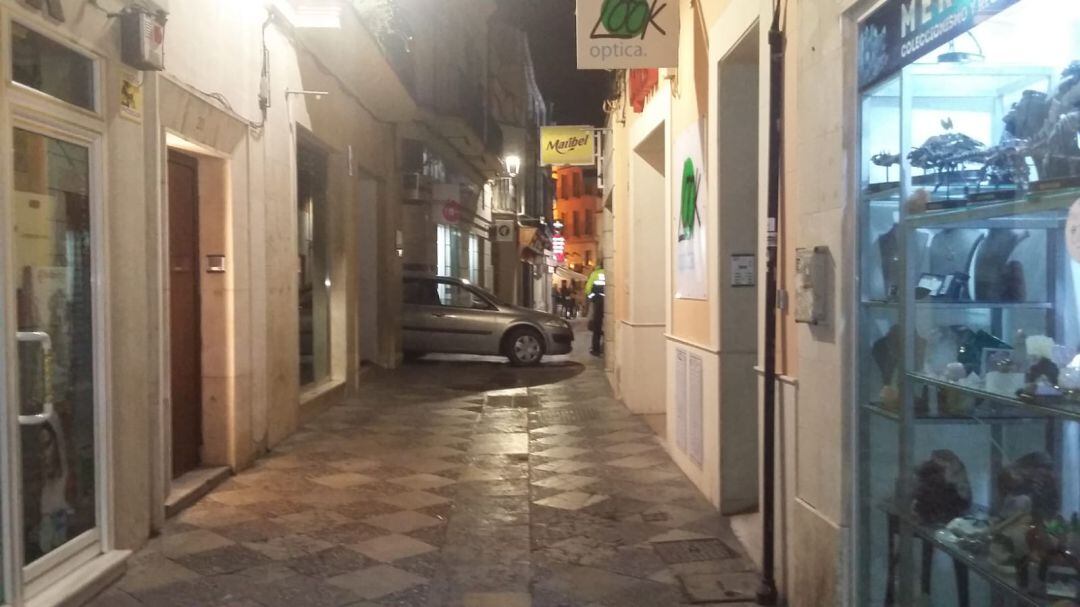 El vehículo quedó atrapado en la calle Algarve