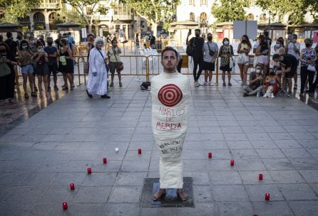 Un joven durante una manifestación para condenar el asesinato de un joven de 24 años el pasado sábado en A Coruña debido a una paliza, a 5 de julio de 2021, en Valencia, (España).