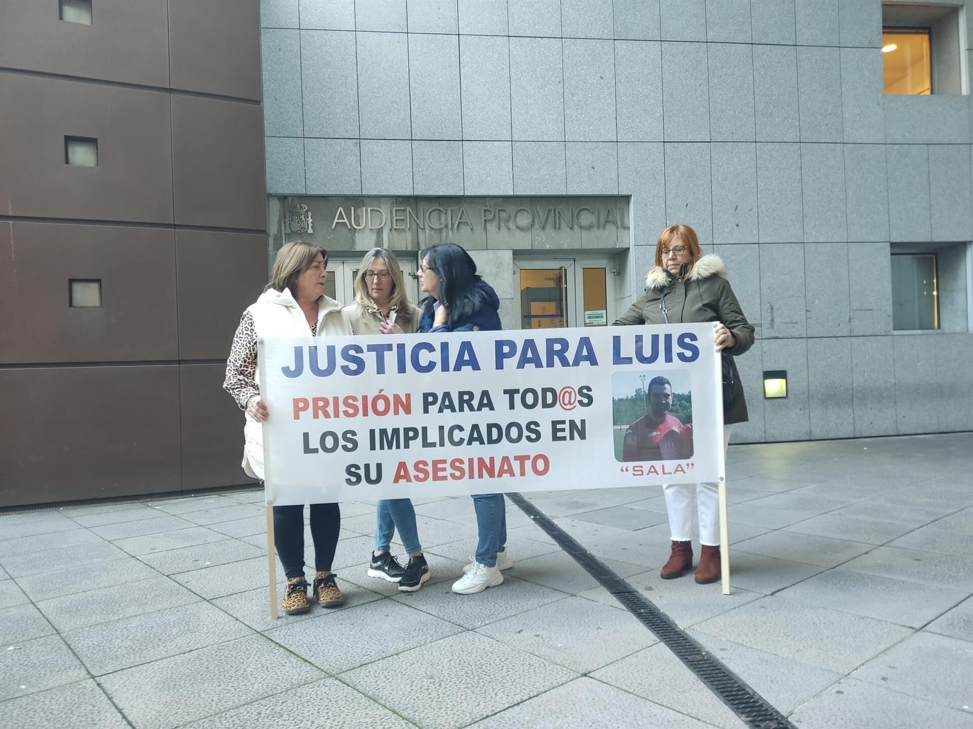 Familiares de Luis Salazar reclaman justicia al inicio del juicio por su asesinato