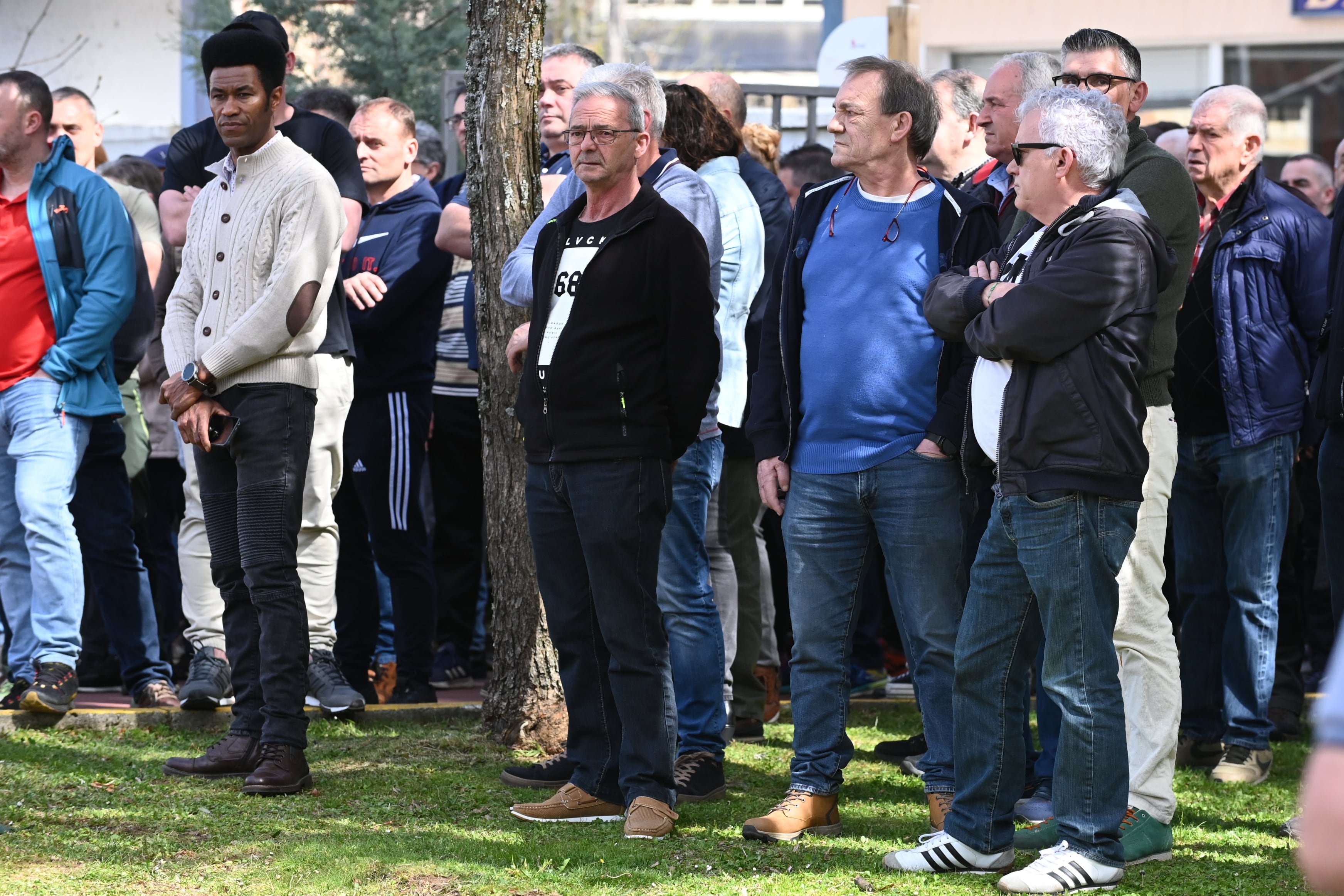 VILLABLINO (LEÓN) 01/04/2025.- Familiares y amigos asisten a la capilla ardiente este martes en el polideportivo municipal de Villablino (León) de cuatro de los cinco minero que ayer lunes perdieron la vida en la explosión en una mina de Cerredo (Asturias) . EFE/J.Casares
