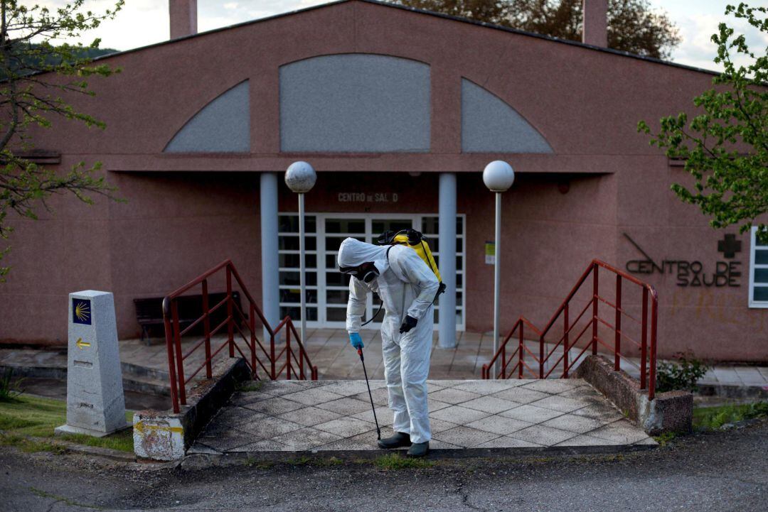 Un operario desinfecta un Centro de Salud de la provincia