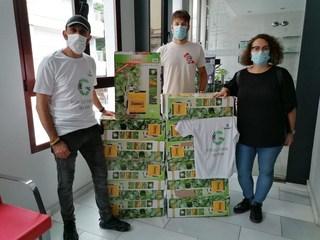 Edgar Juan, bombero de Gandia, junto a Daniel Muñoz y Alicia Izquierdo que han conseguido las mochilas sulfatadoras
