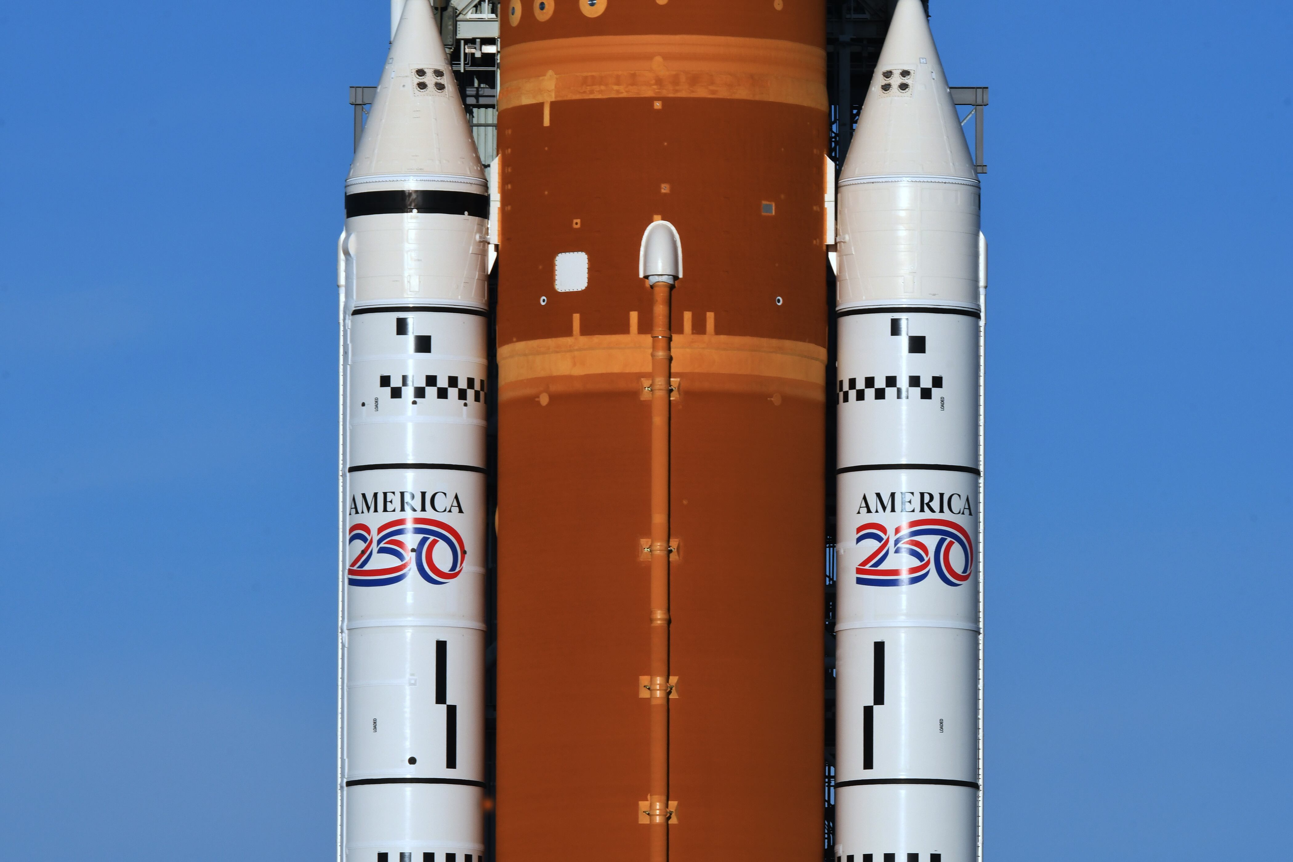 Los cohetes que impulsaron la nave Orion llevaban un logotipo de los 250 años de EEUU que se cumplen en este 2026