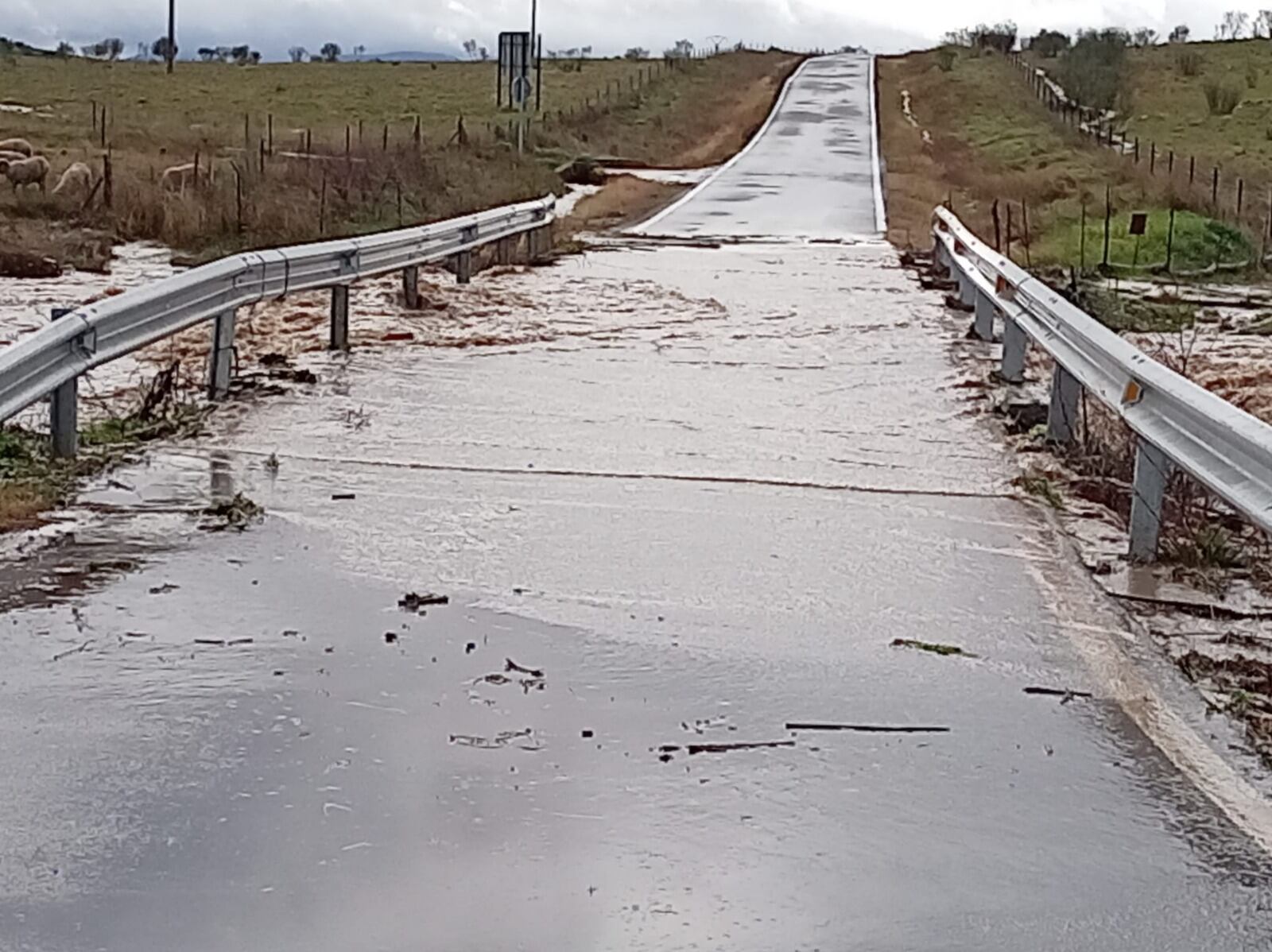 Las lluvias torrenciales atraviesan dos puentes en Chillón
