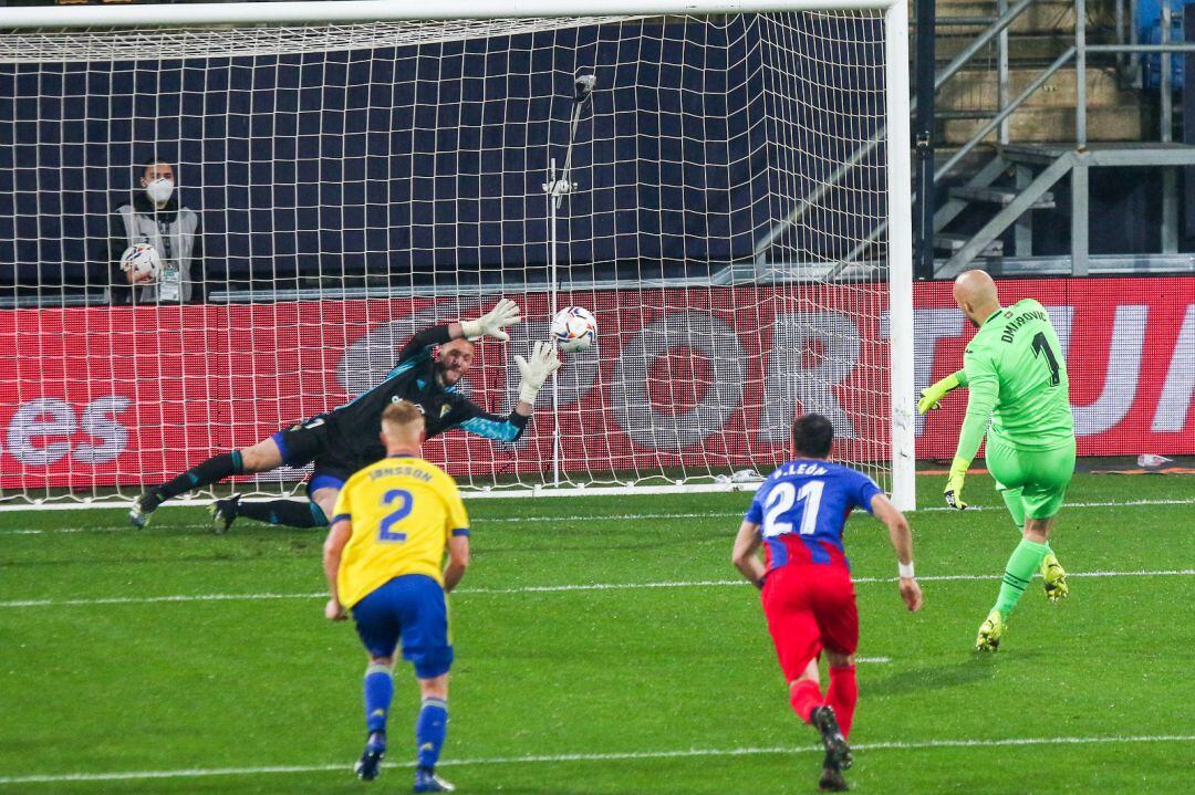 Ledesma paró un penalti clave a Dimitrovic