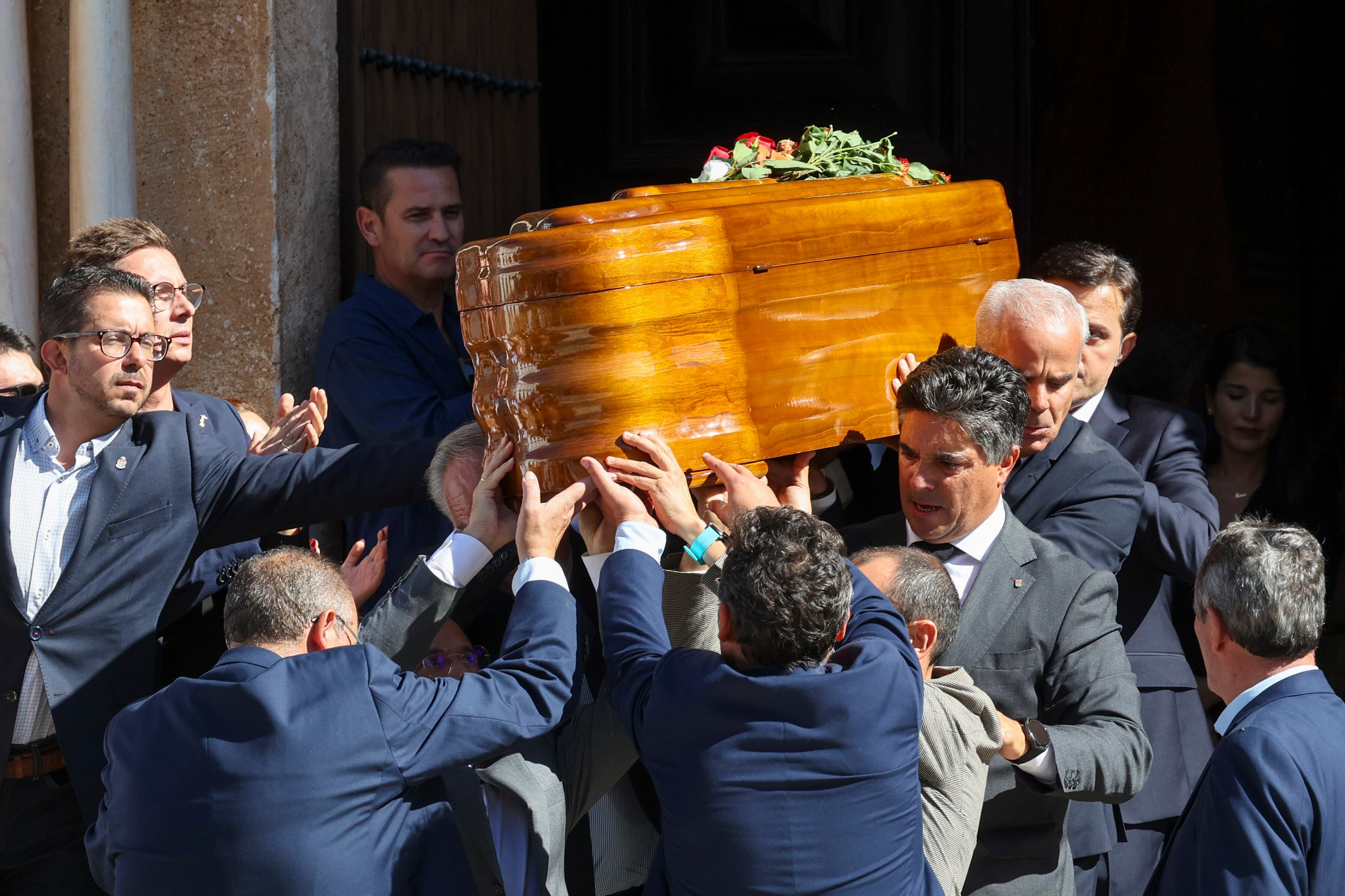 OLIVENZA (BADAJOZ), 06/10/2025.- El féretro del expresidente de la Junta de Extremadura Guillermo Fernández Vara, abandona la iglesia de Santa María Magdalena de Olivenza (Badajoz) tras la misa funeral celebrada este lunes. Fernández Vara, que fue secretario general del PSOE de Extremadura durante 16 años y presidente de la Junta a lo largo de tres mandatos, falleció este domingo a los 66 años. EFE/Jero Morales