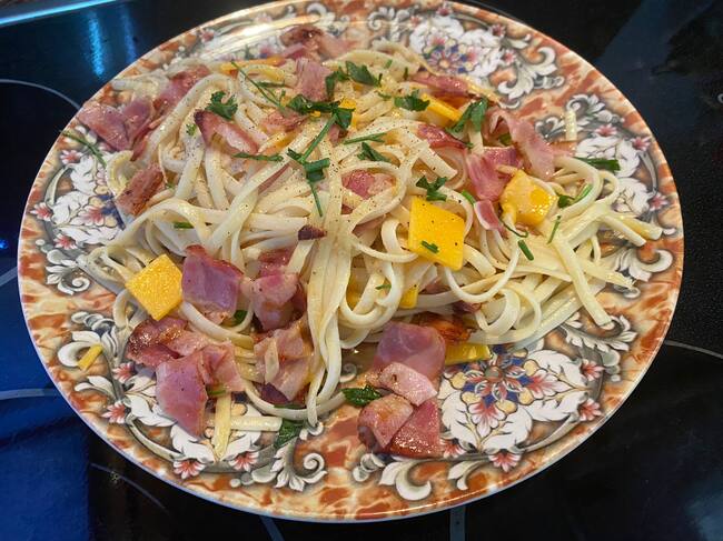 Tallarines con cheddar y bacon.