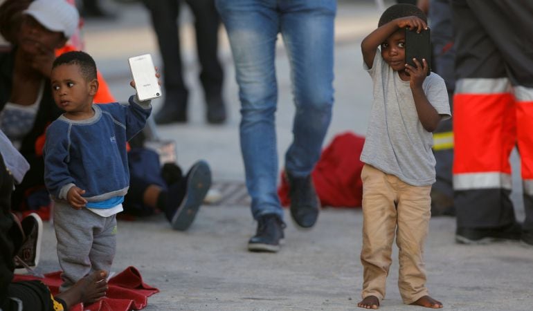 Niños migrantes en el puerto de Málaga